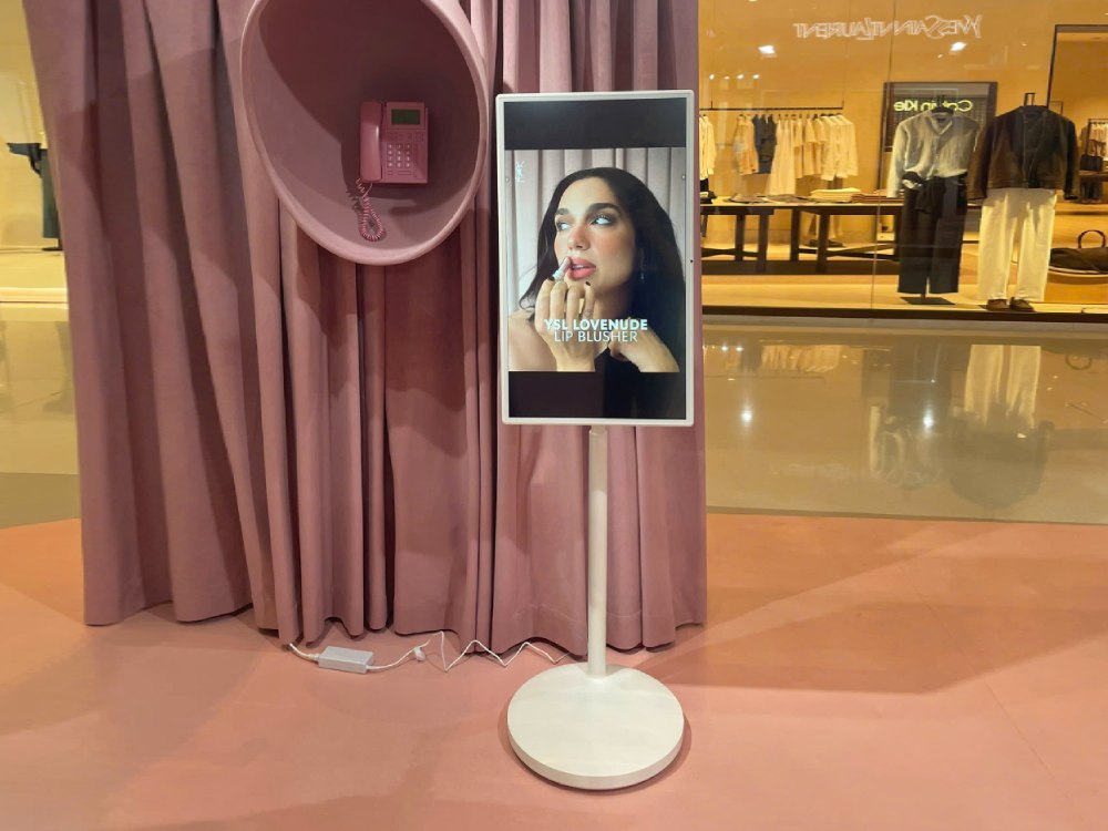 màn hình di động 32inch chiếu quảng cáo cho cửa hàng YSL Beauty