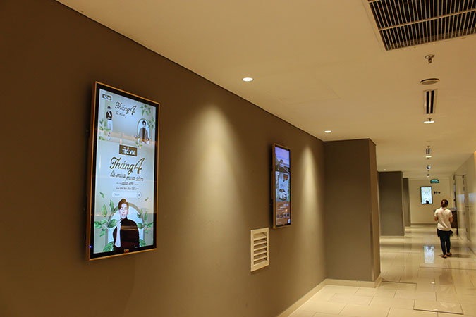 Màn hình quảng cáo treo tường ở sảnh hành lang