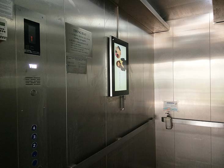 màn hình quảng cáo LCD treo trong thang máy