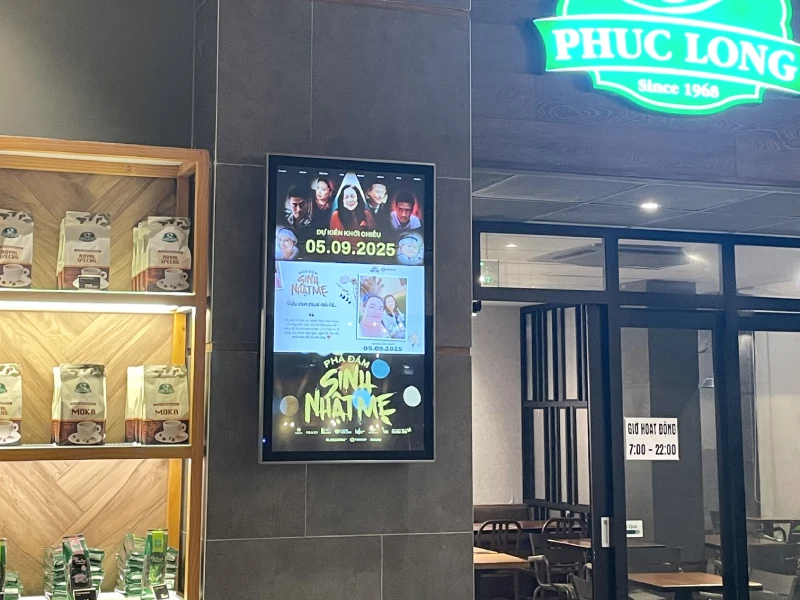 Màn hình quảng cáo LCD 43inch treo tường đặt tại các cửa hàng Phúc Long để quảng bá phim