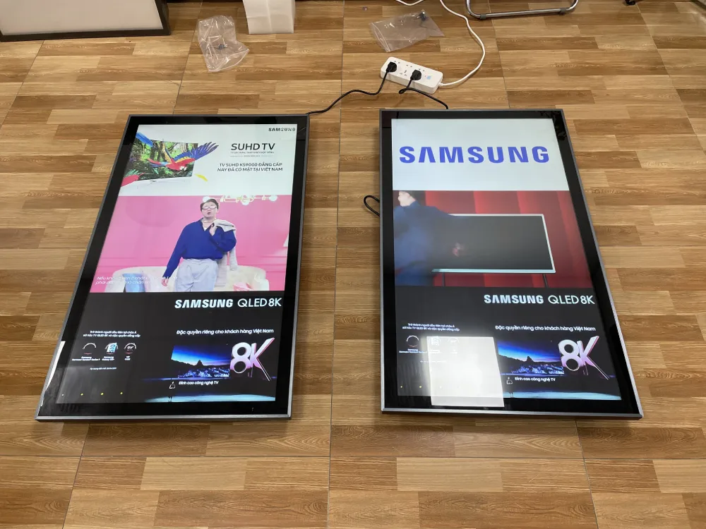 màn hình quảng cáo LCD 43inch treo tường hiển thị các hình ảnh của Samsung
