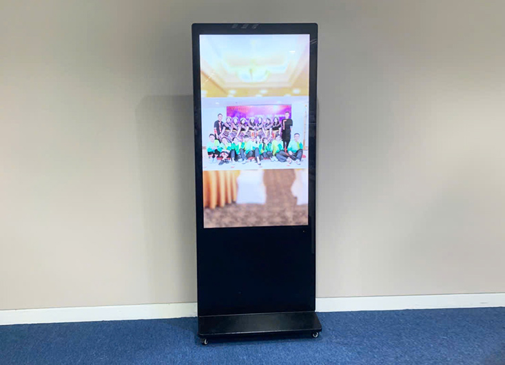 Màn hình quảng cáo LCD 55inch chân đứng cho các Ngân hàng