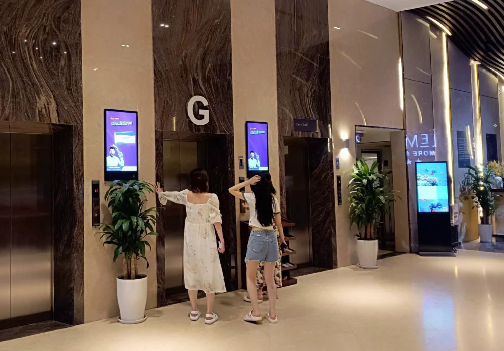 Màn hình quảng cáo LCD 27inch treo trước cửa chờ thang máy thu hút khách hàng
