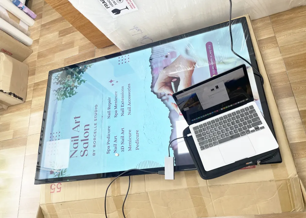 Màn hình quảng cáo LCD 55inch cho Tiệm nails chiếu bảng giá