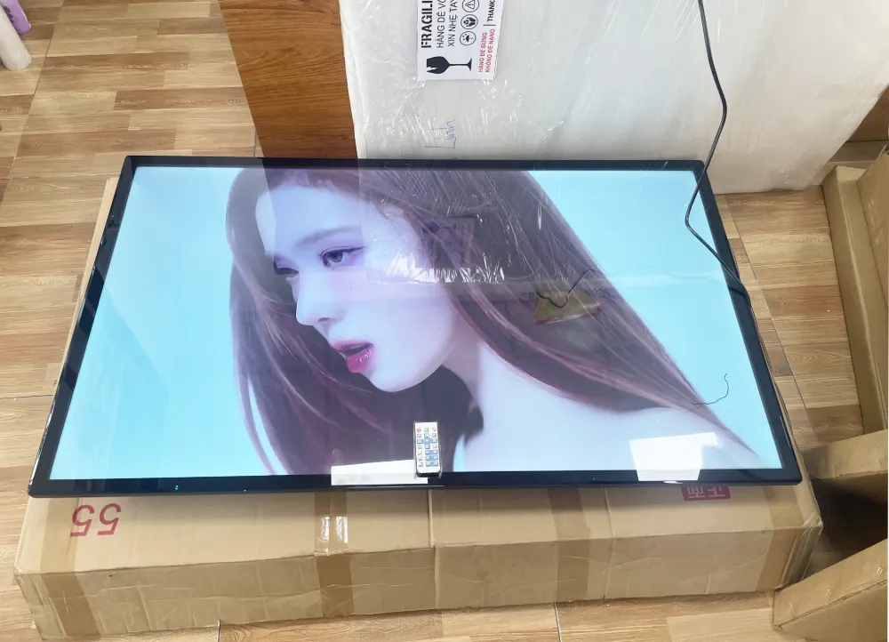 màn hình quảng cáo LCD 55inch dạng ngang chiếu hình ảnh người mẫu