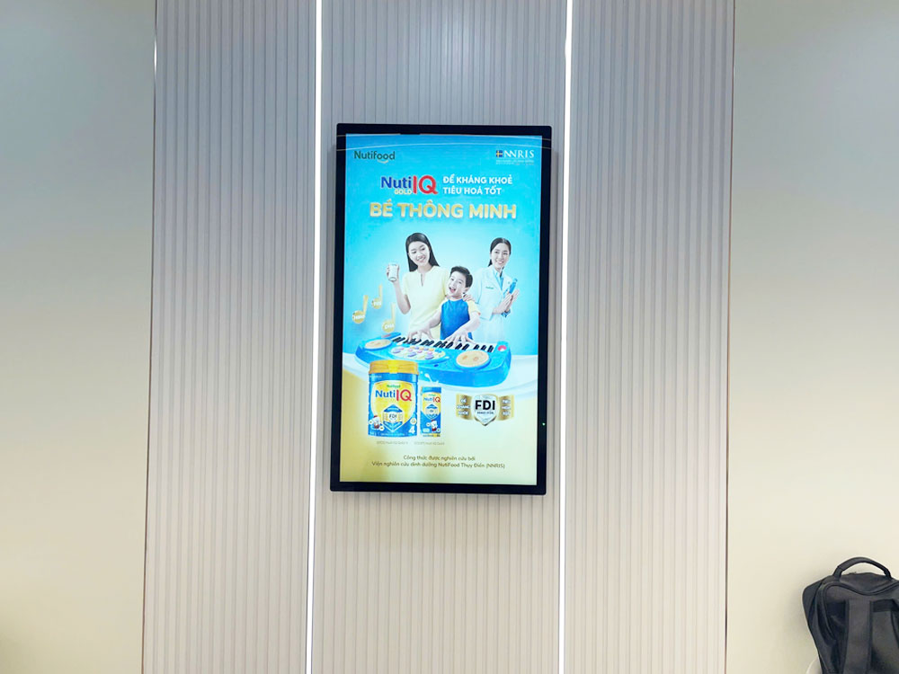 Màn hình quảng cáo LCD 43inch treo tường quảng cáo sữa Nutifood