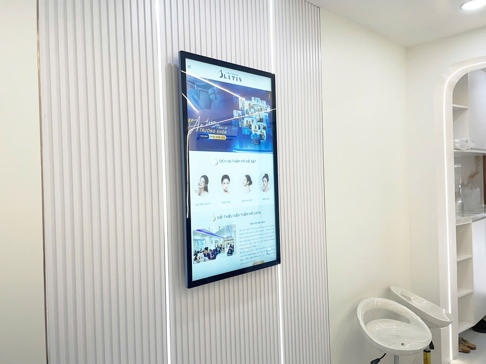 Màn hình quảng cáo LCD 43inch treo tường cho Thẩm mỹ viện Latin