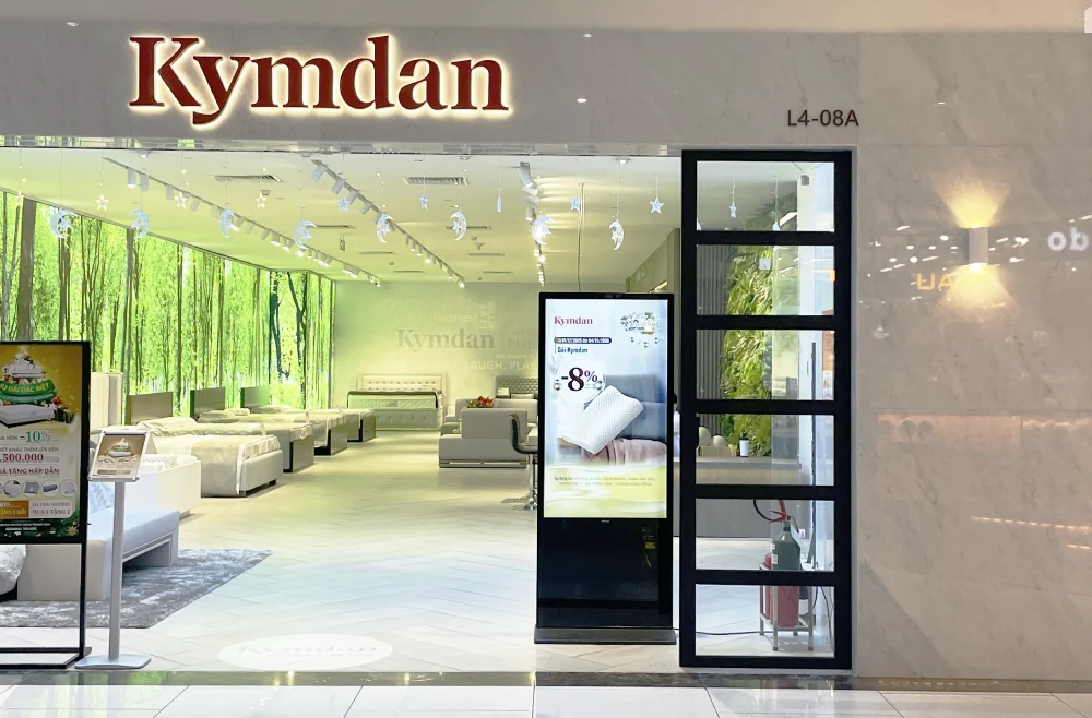 Màn hình quảng cáo LCD 55inch chân đứng đặt ở trước cửa hàng nệm Kymdan để thu hút khách hàng