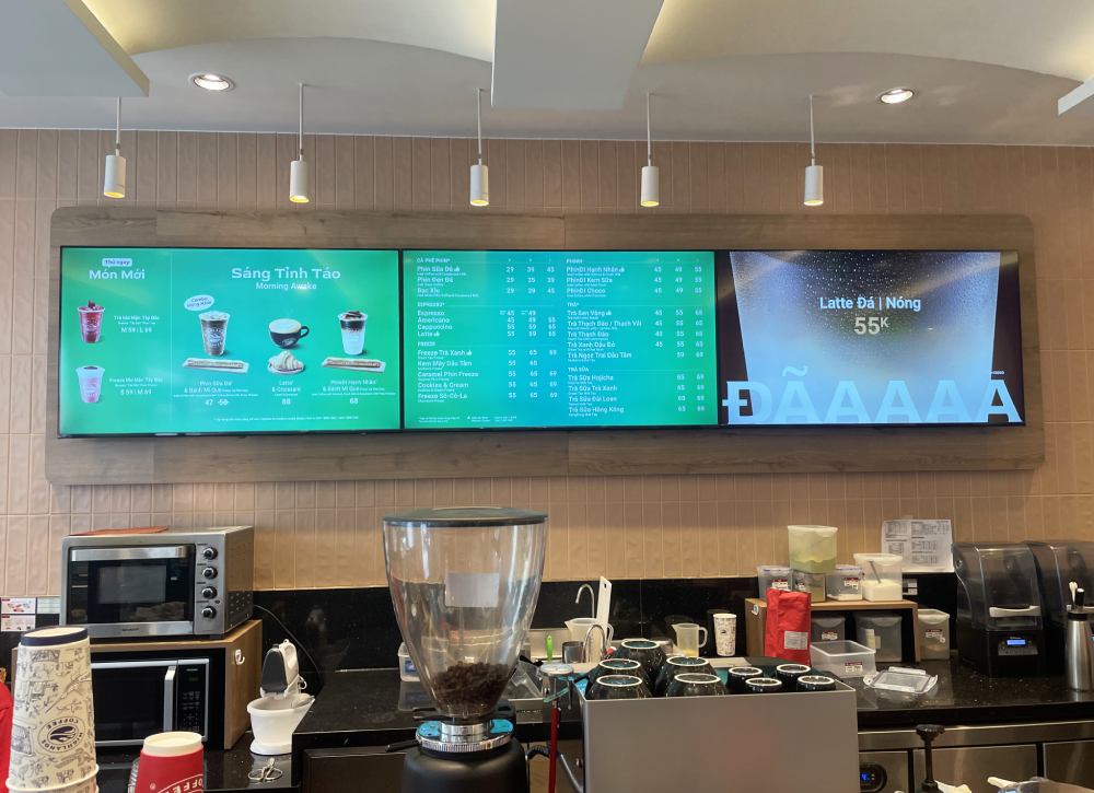 màn hình quảng cáo LCD 65inch treo tường có độ sắc nét cao, thường dùng làm menu quán cà phê