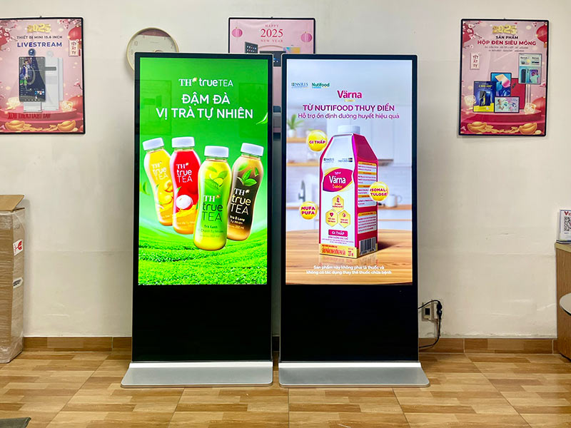 Màn Hình Quảng Cáo LCD Chân Đứng 65"